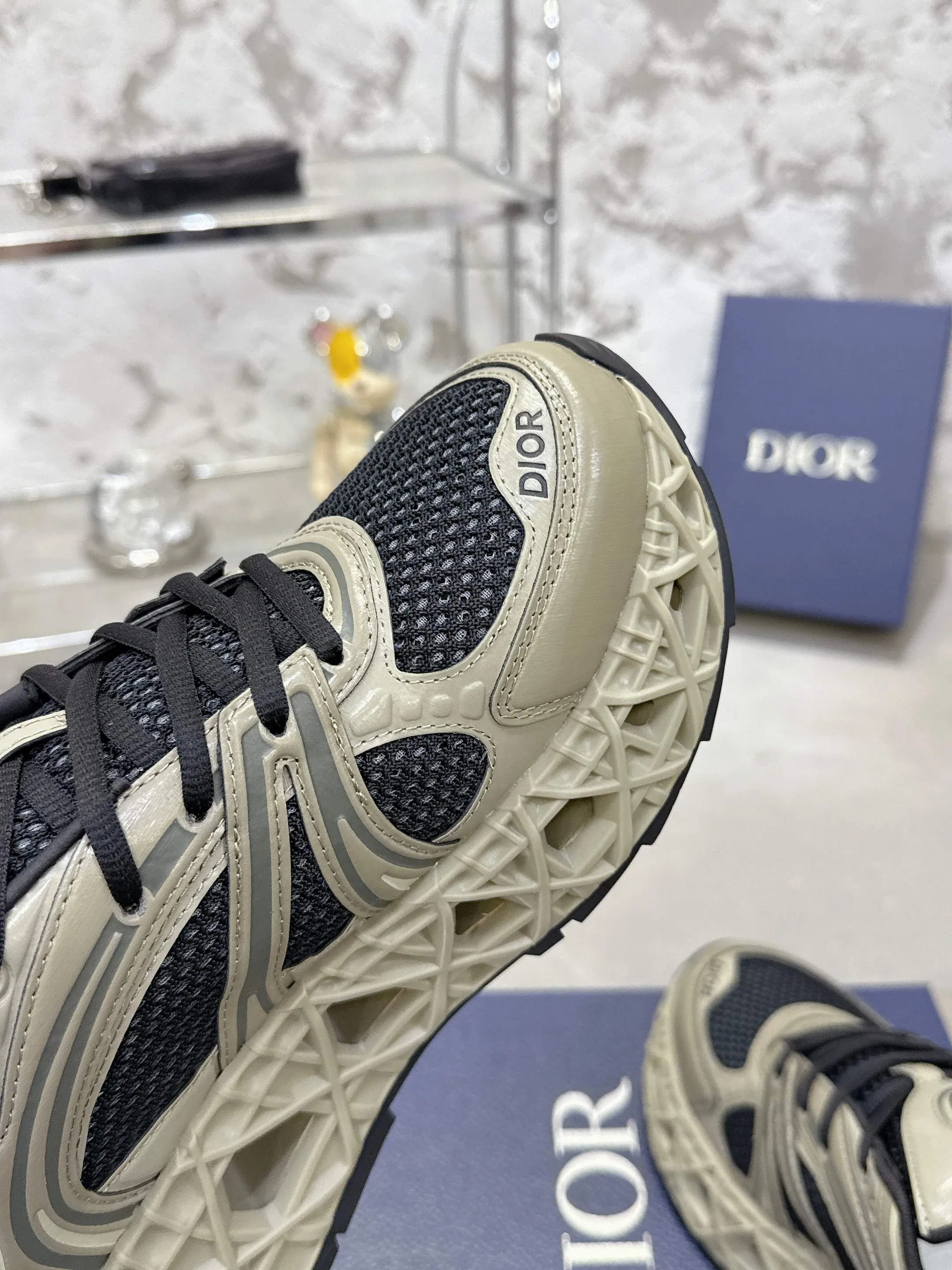 Factory price 780💰 Top version! ! ! Dior (B35) DIOR spring and summer men's wear show, the show was held at the Valle de Grasse School in Paris. Kim Jones drew inspiration from the works of South African artist Hylton Nel. The details of the shoes, clog soles and tribal elements, cleverly blended luxury craftsmanship and practicality, with fresh childishness and bright temperament, creating a new season hot spot. Dior KAWA Dior co-branded casual sports shoes reinterpret running shoes with Dior's high-end style. B35 is made of fine-textured leather and mesh fabric materials. It can be worn in all seasons, is comfortable and breathable, and has multiple lines on the shoe body to outline details. It has a full retro three-dimensional feel and can create a casual look all year round! Fabric: Cowhide/customized cloth material Lining: Imported breathable mesh Outsole: Original molded outsole Size: 39-46 (customized at 45.46)